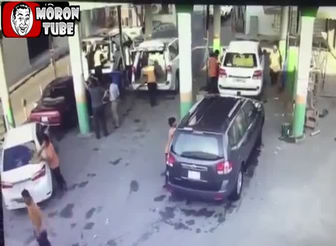Video :An extraordinarily violent accident results in the death of a gas station employee